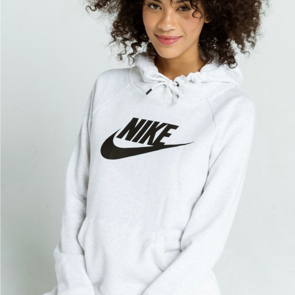 Nike sportswear Essential Woman’s Hoodie in light gray